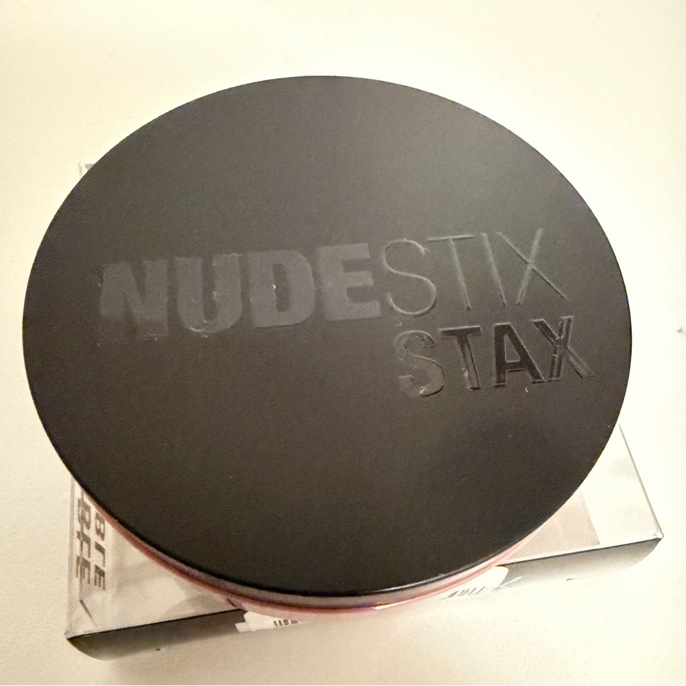 NUDESTIX Love & Roses Blush Compact  Brand New in box - Picture 2 of 16